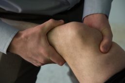 A physical therapist is treating a patient's knee